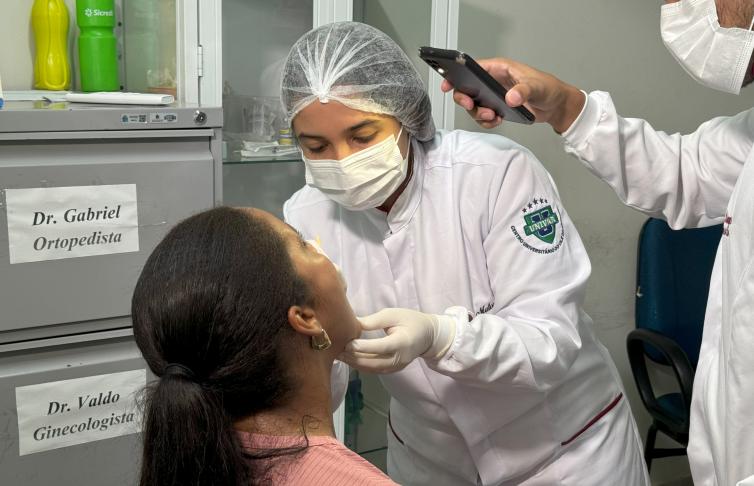 Cerca de 40 pacientes são examinados em ação para detecção e prevenção do câncer bucal.